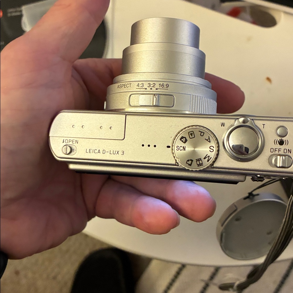 Leica D-Lux 3 Digital Camera - Picture 7 of 13